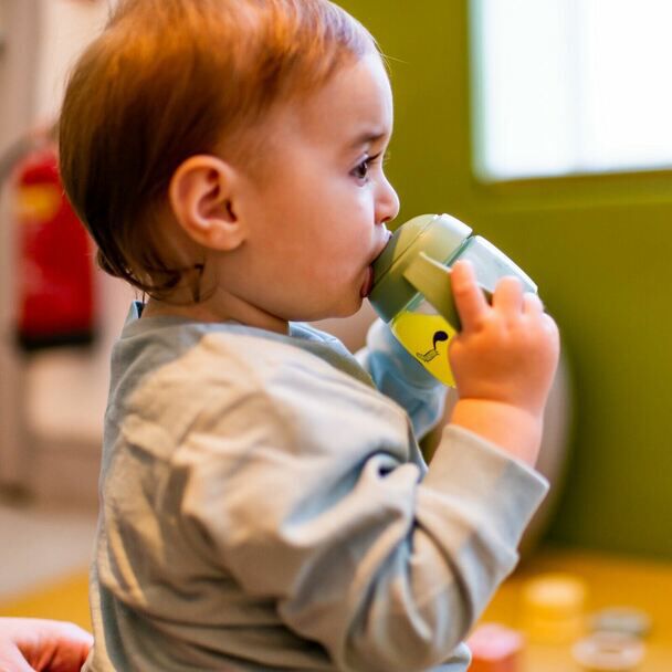 Tommee Tippee Superstar Sippee Weaning Cup, Babies Sippy Bottle, 190 ml A image number 3