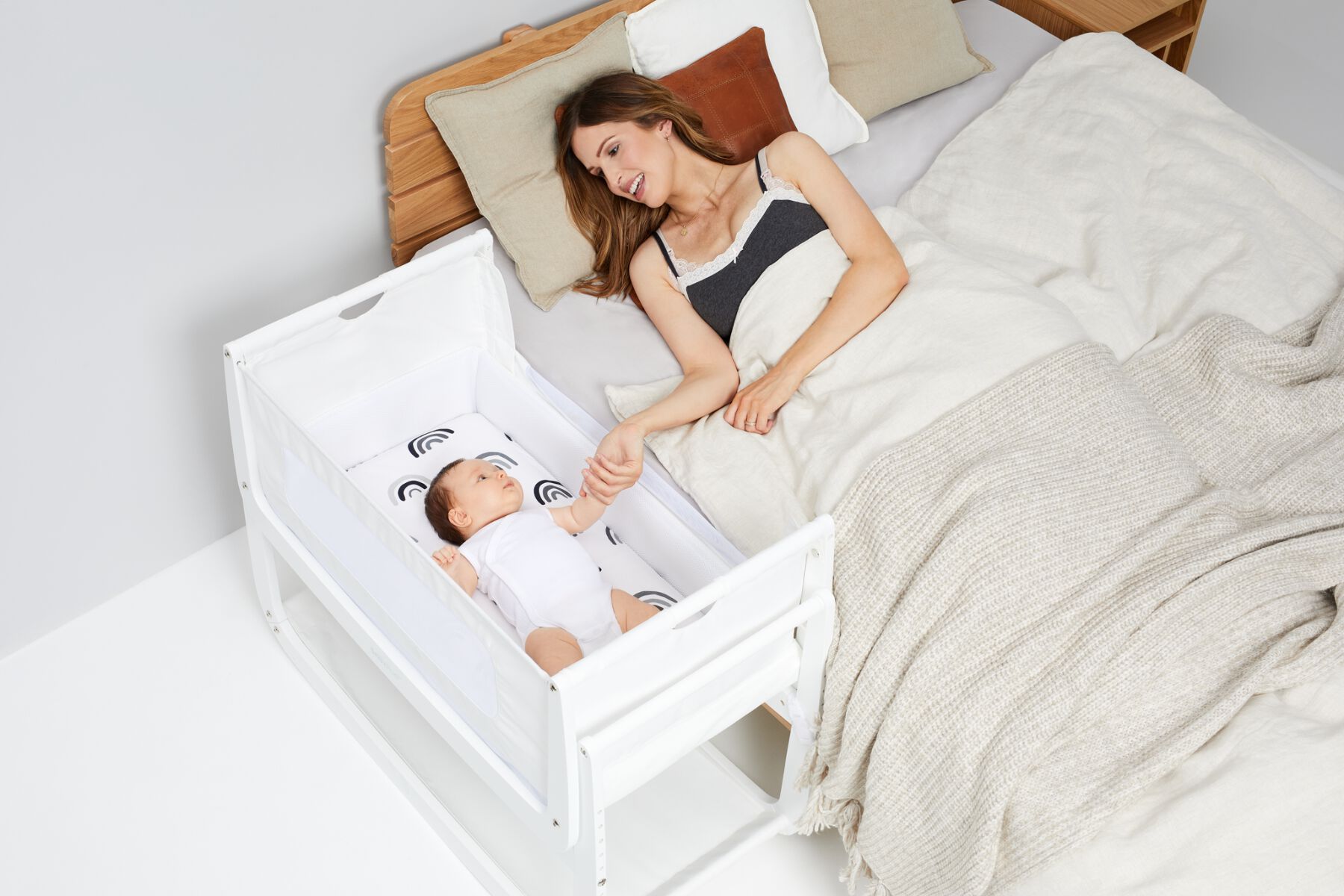 SnuzPod4 Bedside Crib - White image number 3