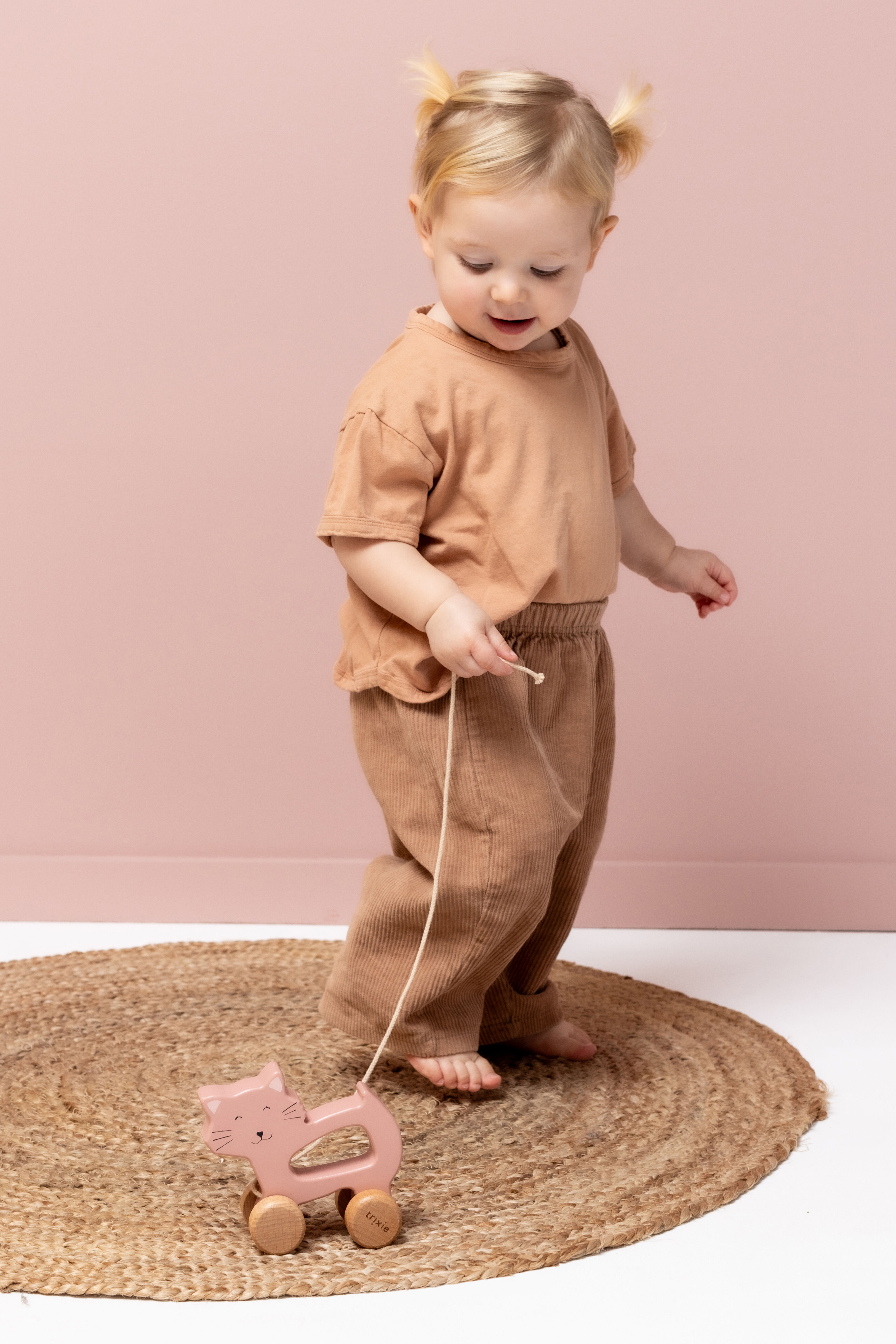 Trixie Wooden pull along toy Mrs. Cat - Pink image number 2